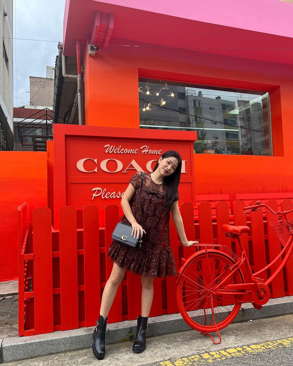 yeriworld_99's tweet photo. [INSTAGRAM] 221002 yerimiese Update 💜 #1 

To all who come to this happy place, coach ville welcome! @.coach 
#광고 #CoachNY #CoachFall22

#YERI #예리 #RedVelvet #레드벨벳 @RVsmtown https://t.co/eLhdModv1j
