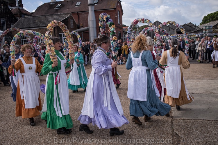 FollowtheDance2's tweet photo. Next up the splendid @KnotsofMay
#DancingintheOld
@Harveys1790
@LongManMM
@CRMM1953
@BrightonMorris
@KnotsofMay
#MorrisDancing🍺🍂 https://t.co/Gns6sqDATq