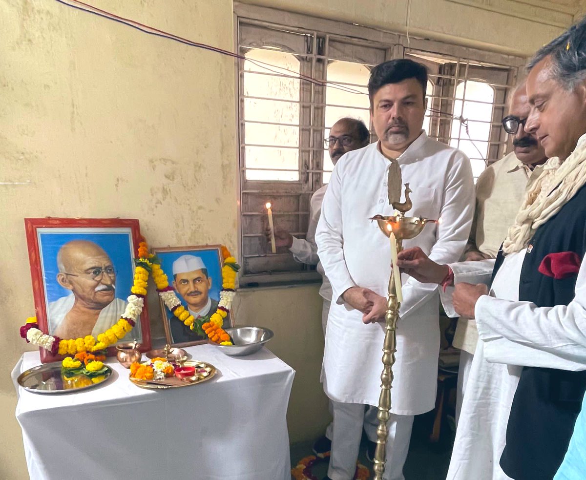 ShashiTharoor's tweet photo. Remembering India’s remarkable Prime Minister, Lal Bahadur Shastriji, on his Jayanti. A man of rare integrity &amp; scruple who had unshakeable faith in the Indian people. #JaiJawanJaiKisan https://t.co/QbKW3VZRX3