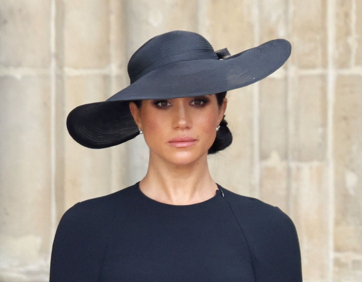 Meghan Markle blasted her 2017 Vanity Fair cover as 'racially motivated', claims book express.co.uk/news/royal/167…
