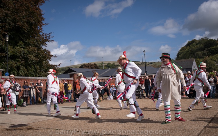 FollowtheDance2's tweet photo. Chanctonbury Ring Morris @CRMM1953
#DancingintheOld
@Harveys1790
@LongManMM
@BrightonMorris
@KnotsofMay
#MorrisDancing🍺🍂 https://t.co/nyEvbFHpsU