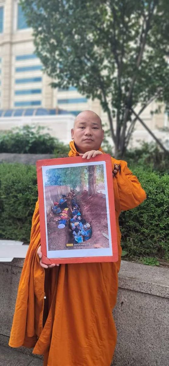 OvermazeBureg's tweet photo. Scenes from an anti-dictatorship movement led by Daegu Sayadaw in Osan,South Korea today.   #2022Oct2Coup #WarCrimesOfJunta #WhatsHappeningInMyanmar https://t.co/3Qh4iKkcCP