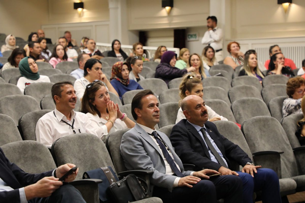 POLYCENTRIC2019's tweet photo. Projemizin kapanış toplantısı kapsamında gerçekleştirilen yaygınlaştırma faaliyetinde Ordu ilinden 150 öğretmen ve yönetici Müfettiş Harun GÖNCÜ'nün projemizi anlattığı sunuma ve Prof. Dr. @melcm tarafından Okul Ağları ve Denetim Şekilleri başlıklı seminere katıldı. https://t.co/ru9NITLW6g