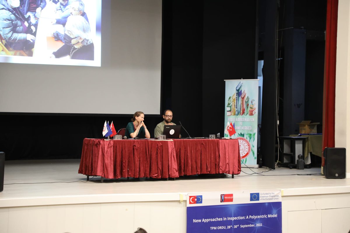 POLYCENTRIC2019's tweet photo. Projemizin kapanış toplantısı kapsamında gerçekleştirilen yaygınlaştırma faaliyetinde Ordu ilinden 150 öğretmen ve yönetici Müfettiş Harun GÖNCÜ'nün projemizi anlattığı sunuma ve Prof. Dr. @melcm tarafından Okul Ağları ve Denetim Şekilleri başlıklı seminere katıldı. https://t.co/ru9NITLW6g