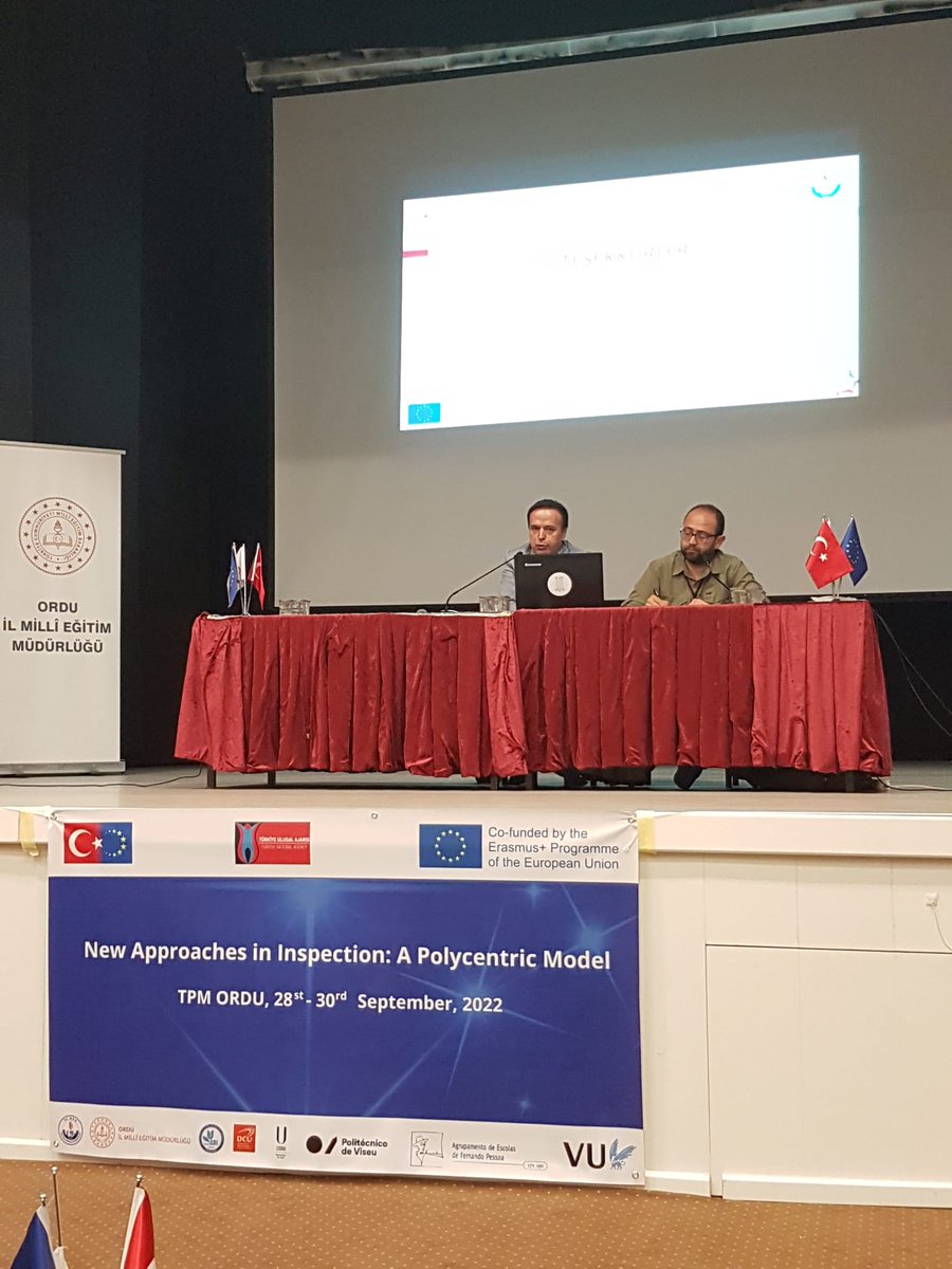 POLYCENTRIC2019's tweet photo. Projemizin kapanış toplantısı kapsamında gerçekleştirilen yaygınlaştırma faaliyetinde Ordu ilinden 150 öğretmen ve yönetici Müfettiş Harun GÖNCÜ'nün projemizi anlattığı sunuma ve Prof. Dr. @melcm tarafından Okul Ağları ve Denetim Şekilleri başlıklı seminere katıldı. https://t.co/ru9NITLW6g