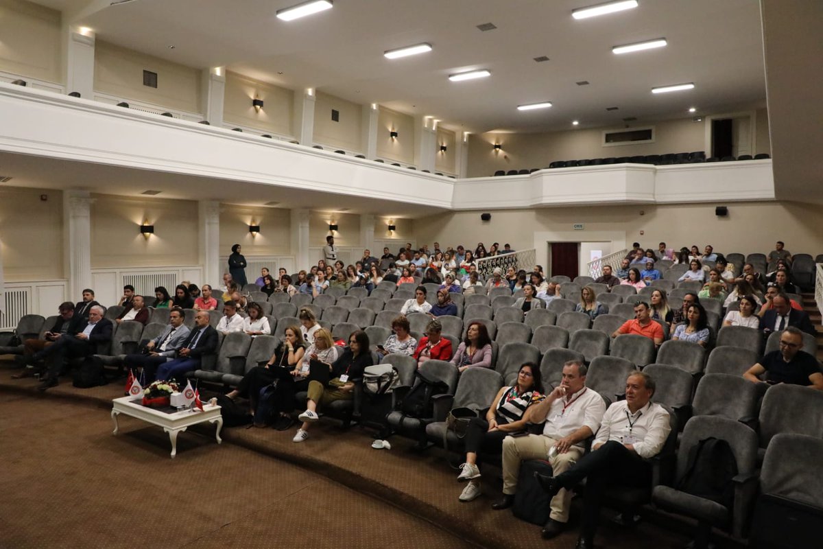 POLYCENTRIC2019's tweet photo. Projemizin kapanış toplantısı kapsamında gerçekleştirilen yaygınlaştırma faaliyetinde Ordu ilinden 150 öğretmen ve yönetici Müfettiş Harun GÖNCÜ'nün projemizi anlattığı sunuma ve Prof. Dr. @melcm tarafından Okul Ağları ve Denetim Şekilleri başlıklı seminere katıldı. https://t.co/ru9NITLW6g