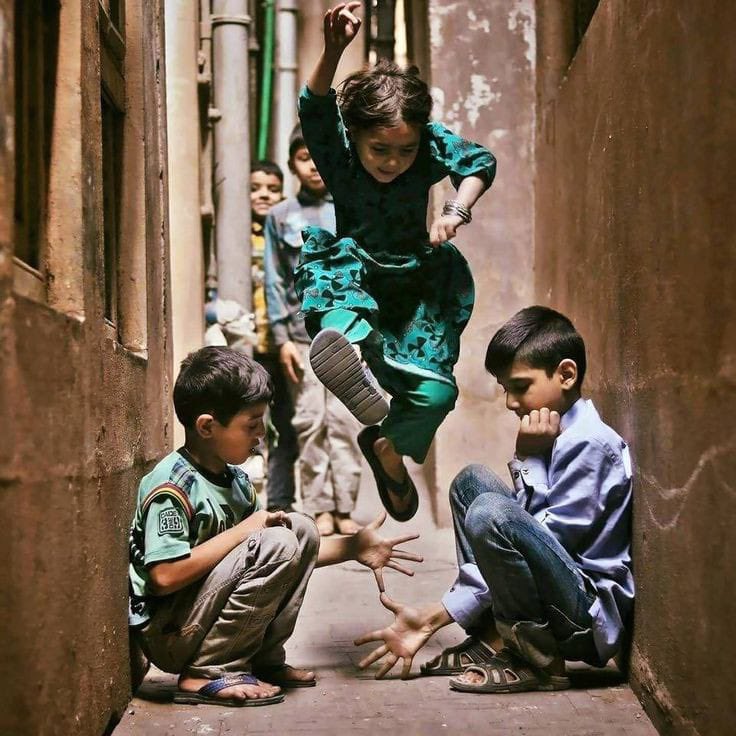 realsohailahmed's tweet photo. “اے تصویر دا سب توں وڈا دُکھ اے وے کہ ایناں تناں نے وی وڈّیاں ہو جاناں ایں” https://t.co/WDCpLe1jSw