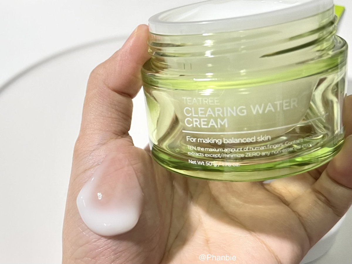 Phanbie's tweet photo. ได้น้อง #TENZERO Teatree Clearing Water Cream มาช่วงตอนที่เป็นสิวพอดี ส่วนตัวลองแล้วน้องปลอบประโลมผิวได้ดีนะ พวกรอยแดงรอบๆสิวลดลง รูขุมขนดูกระชับขึ้น ทับใจตรงเนื้อครีมด้วยอ่า น้องบางเบามาก ซึมเข้าผิวได้ไว ทาแล้วไม่รู้สึกเหนอะหน้าเลย #10ปัญหาผิวจะกลายเป็น0 #ดีบอกต่อ https://t.co/RURntZ55c5