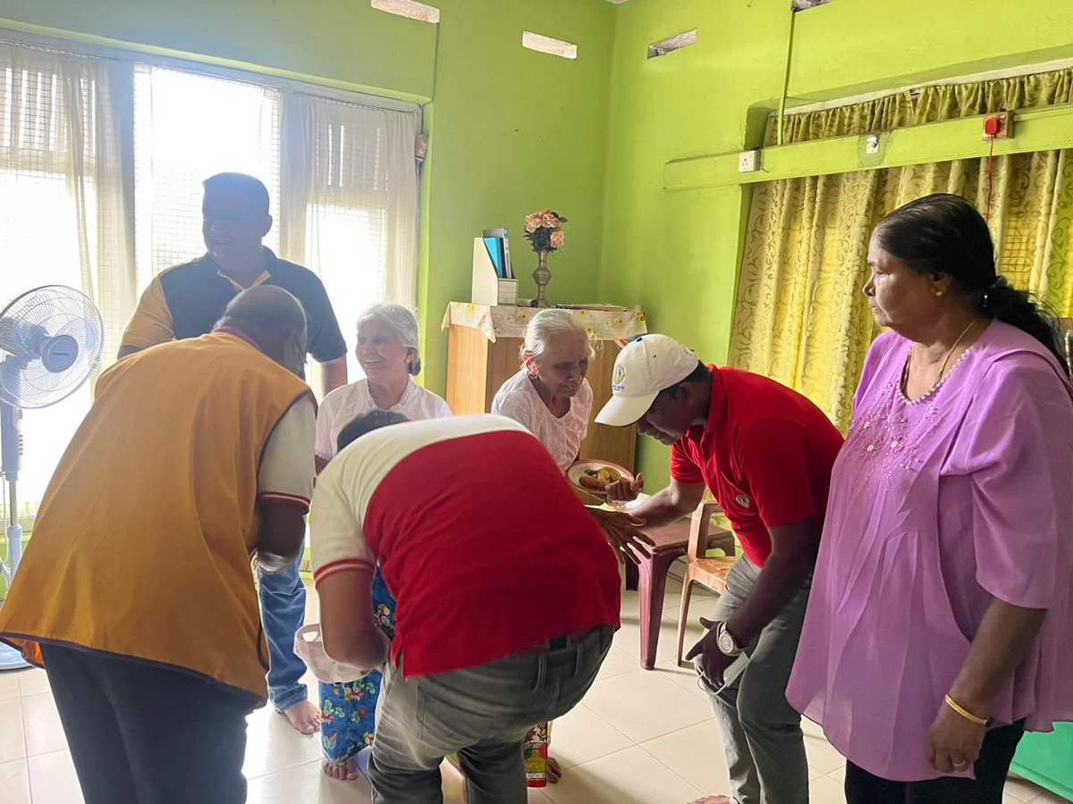 Lions306's tweet photo. Donation of evening tea &amp; short eats to Samaratunga Elders home, Ratnapura on 1st. 12 lions &amp; 3 ladies attended .Total cost Rs. 15,400/- sponsored by President Ln Pamal. 18 beneficiaries.
#elderly #eldersday #WeServe #LionsofSriLanka https://t.co/uW0HDNVF03