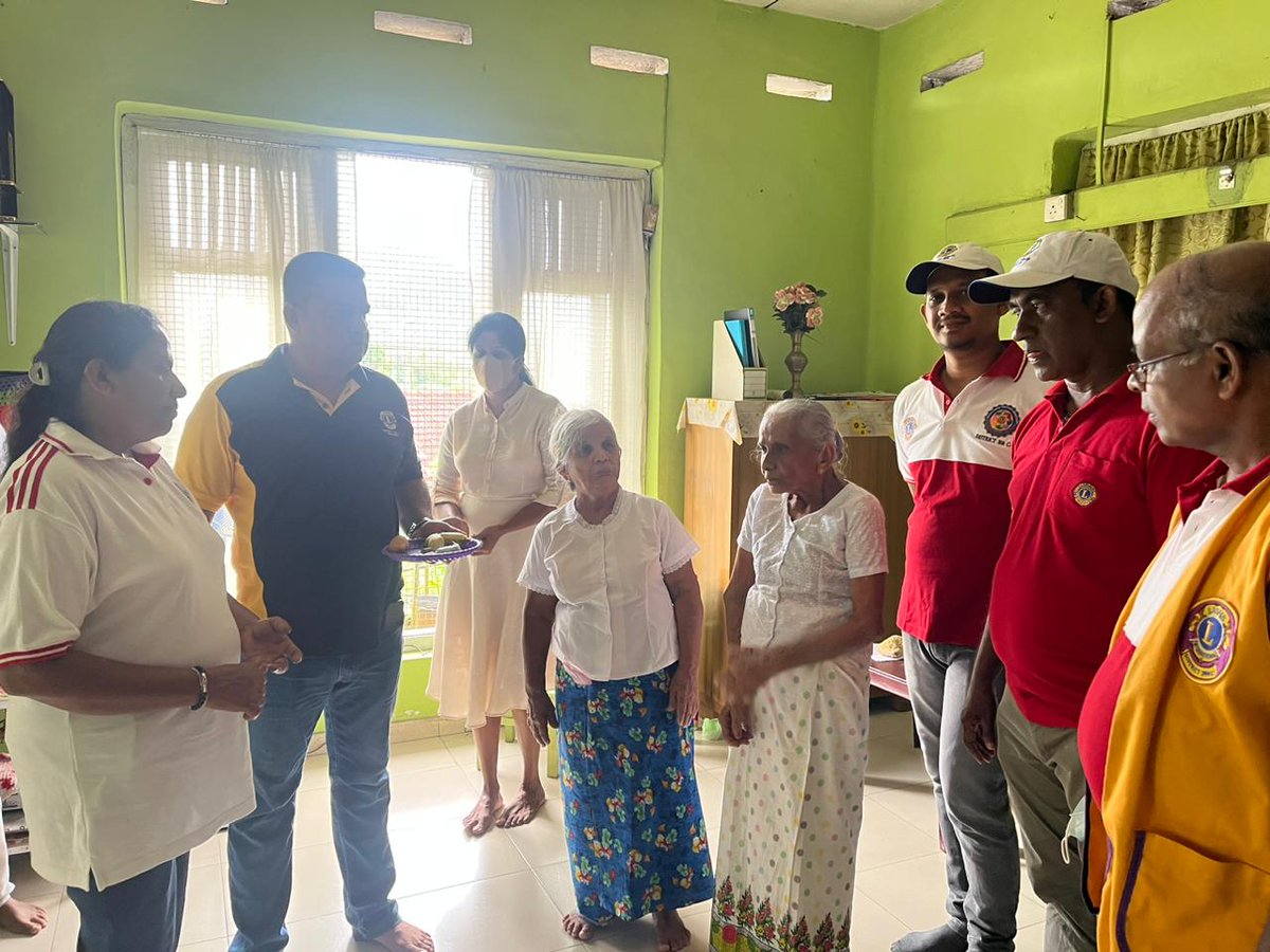 Lions306's tweet photo. Donation of evening tea &amp; short eats to Samaratunga Elders home, Ratnapura on 1st. 12 lions &amp; 3 ladies attended .Total cost Rs. 15,400/- sponsored by President Ln Pamal. 18 beneficiaries.
#elderly #eldersday #WeServe #LionsofSriLanka https://t.co/uW0HDNVF03