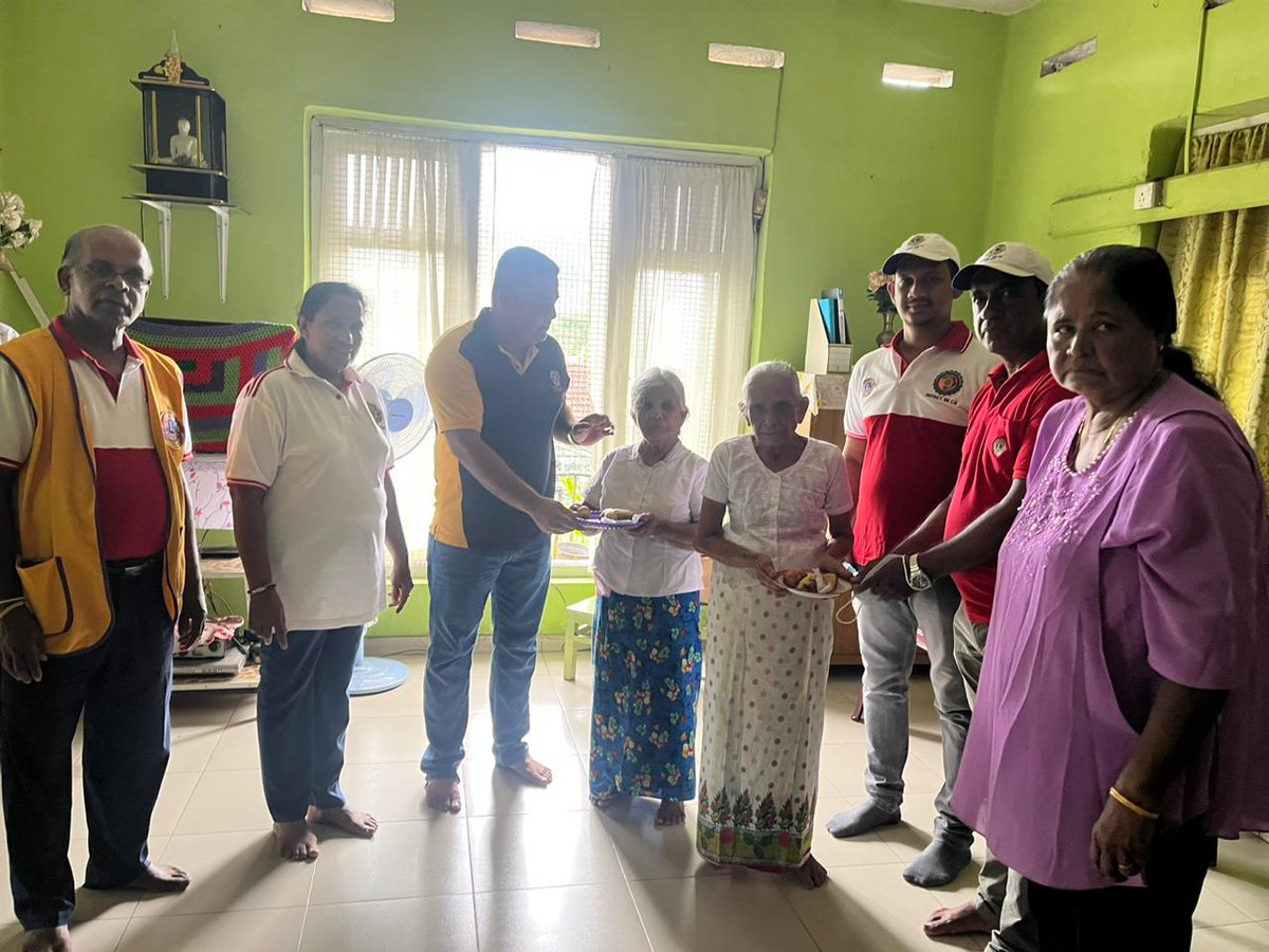Lions306's tweet photo. Donation of evening tea &amp; short eats to Samaratunga Elders home, Ratnapura on 1st. 12 lions &amp; 3 ladies attended .Total cost Rs. 15,400/- sponsored by President Ln Pamal. 18 beneficiaries.
#elderly #eldersday #WeServe #LionsofSriLanka https://t.co/uW0HDNVF03