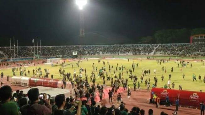 mildandaru's tweet photo. Pitch invader sepakbola itu ada di seluruh dunia tapi kenapa semalam bisa sampai muncul korban hingga 182 orang? Padahal tidak ada baku hantam suporter juga. 

Semoga bisa jadi jawaban siapa yang paling bertanggung jawab. https://t.co/8ruZOzNpMr