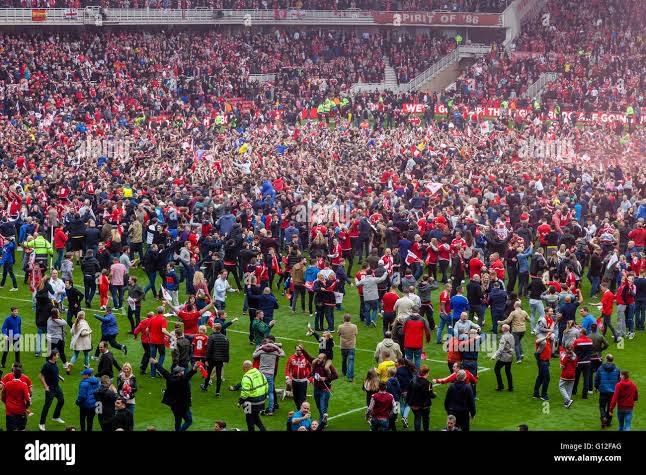 mildandaru's tweet photo. Pitch invader sepakbola itu ada di seluruh dunia tapi kenapa semalam bisa sampai muncul korban hingga 182 orang? Padahal tidak ada baku hantam suporter juga. 

Semoga bisa jadi jawaban siapa yang paling bertanggung jawab. https://t.co/8ruZOzNpMr