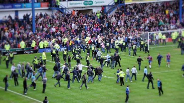 mildandaru's tweet photo. Pitch invader sepakbola itu ada di seluruh dunia tapi kenapa semalam bisa sampai muncul korban hingga 182 orang? Padahal tidak ada baku hantam suporter juga. 

Semoga bisa jadi jawaban siapa yang paling bertanggung jawab. https://t.co/8ruZOzNpMr