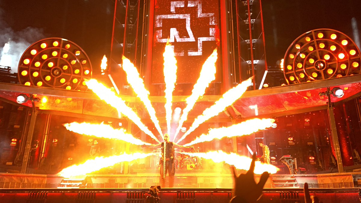 DarkSkuall's tweet photo. #Rammstein #StadiumTour2022 #RammsteinMx una noche increíble y el Feuer Zone lo valió mil. Thanks @SchneiderDoom and @Rammstein for and awesome night and this incredible gift https://t.co/cM7RufB1hm