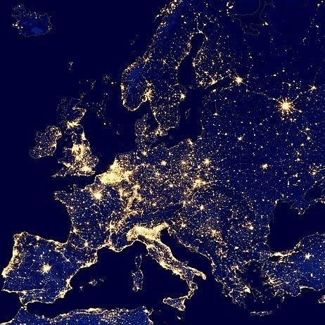 Lekker geslapen? Of hadden jullie ook zo'n last van dat licht? Want kijk eens naar dit kaartje en zoom in op de Randstad, met <a href="/rotterdam/">Gemeente Rotterdam</a> als één van de felste gloeilampen! Willen we de winter doorkomen, met al die energiesores, dan moeten we effe dimmen, ja! Doen! #wemoetendimmen