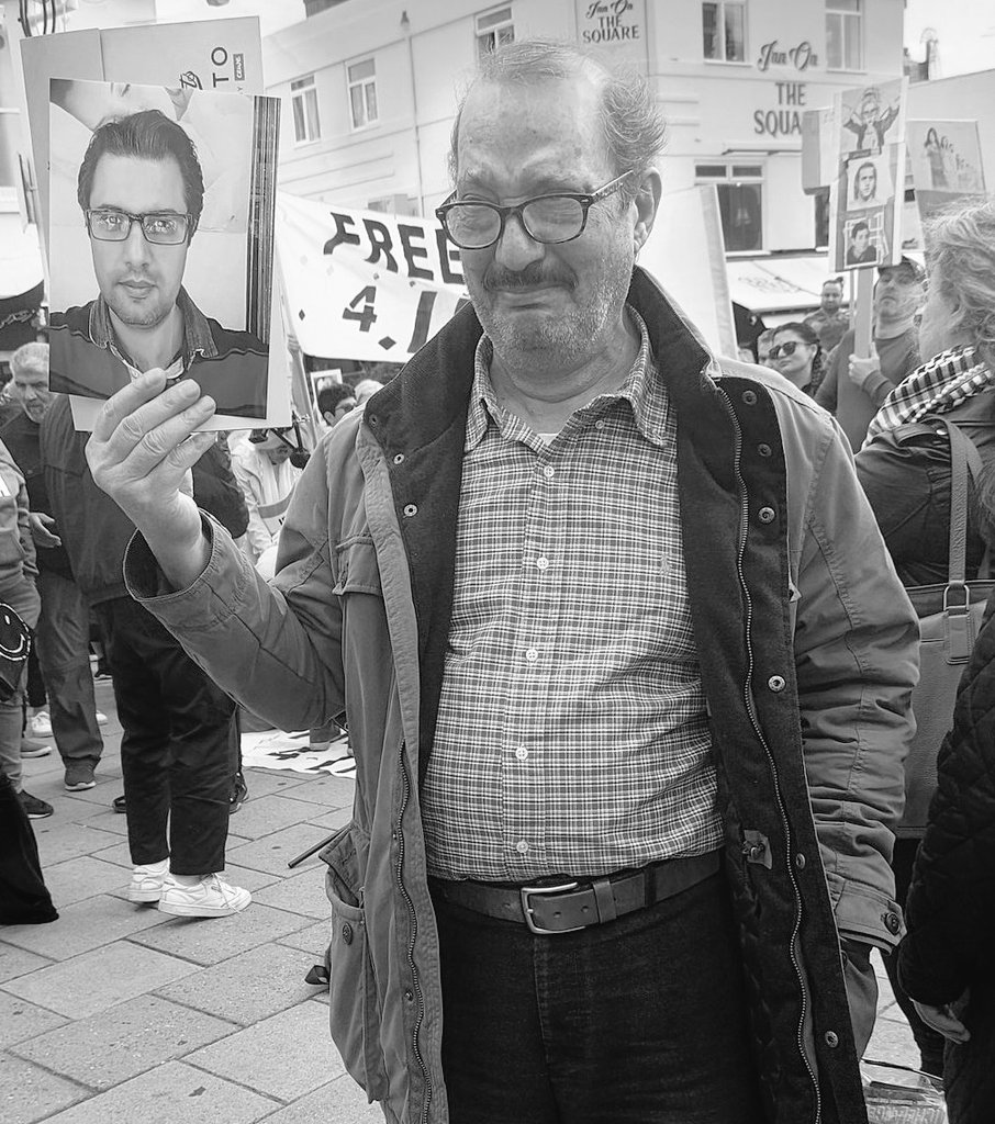 من‌ دورت بگردم که اینقدر مظلوم عکسشو گرفتی دستت بی سر و صدا اشک‌ میریزی بین اون‌جمعیت

محمدرضا کدخدازاده(پرکشیده‌ی پرواز اوکراین)
#مهسا_امینی 
#اعتراضات_سراسری 
#OpIran