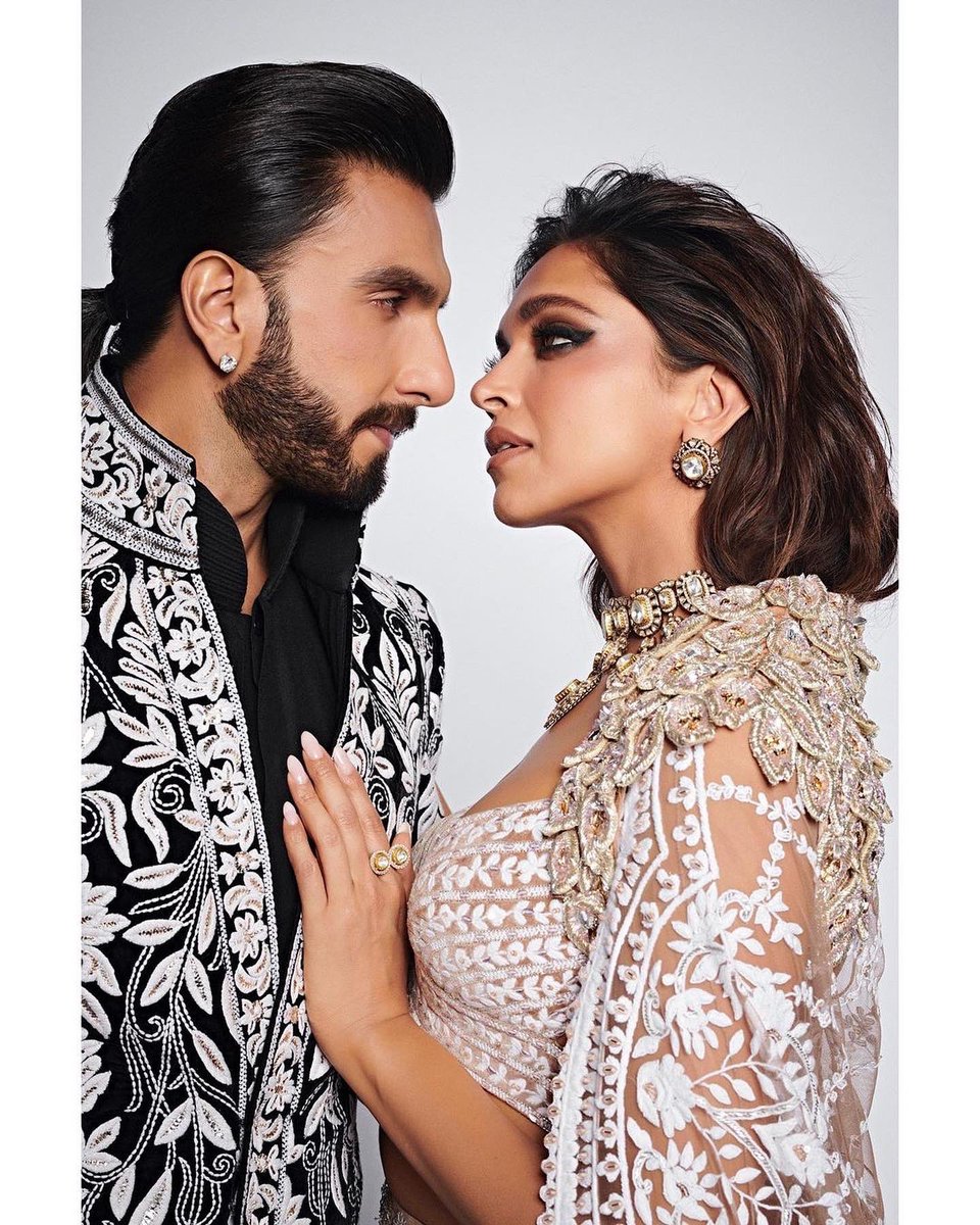 mindifidrawit's tweet photo. Made this iconic picture of Ranveer Singh and Deepika Padukone into an illustration! 

#RanveerSingh #DeepikaPadukone #illustration #illustrationartist https://t.co/wRCoJabw1M