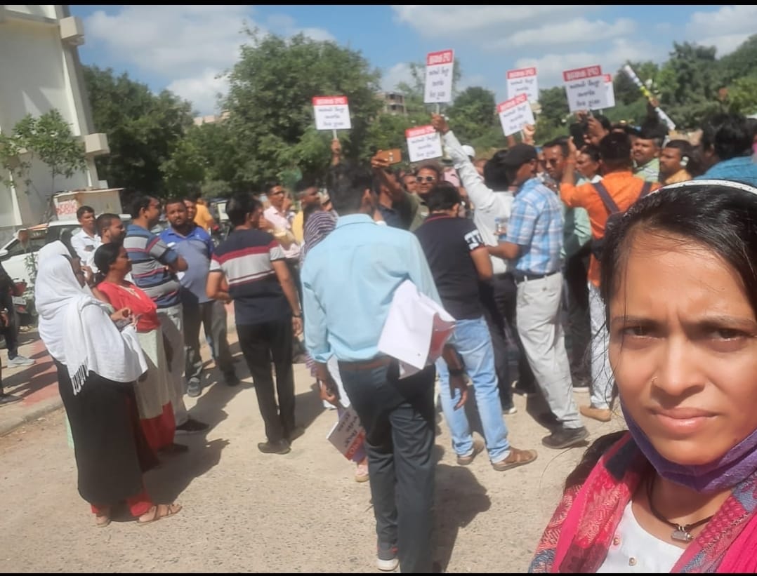 opssatyagraha's tweet photo. ઓપીએસ આંદોલન કરી રહેલા  ભાઈ- બહેનોની પોલીસ દ્વારા આધાર પકડ કરવામાં આવી

https://t.co/Dk6f1cZker

#OPS #opsstyagrah 
#opsandolan #opsstyagrah #isupportops #voteforops 
#wewantops #onlyops #teamstayagrahaops https://t.co/VWupBVHiwC