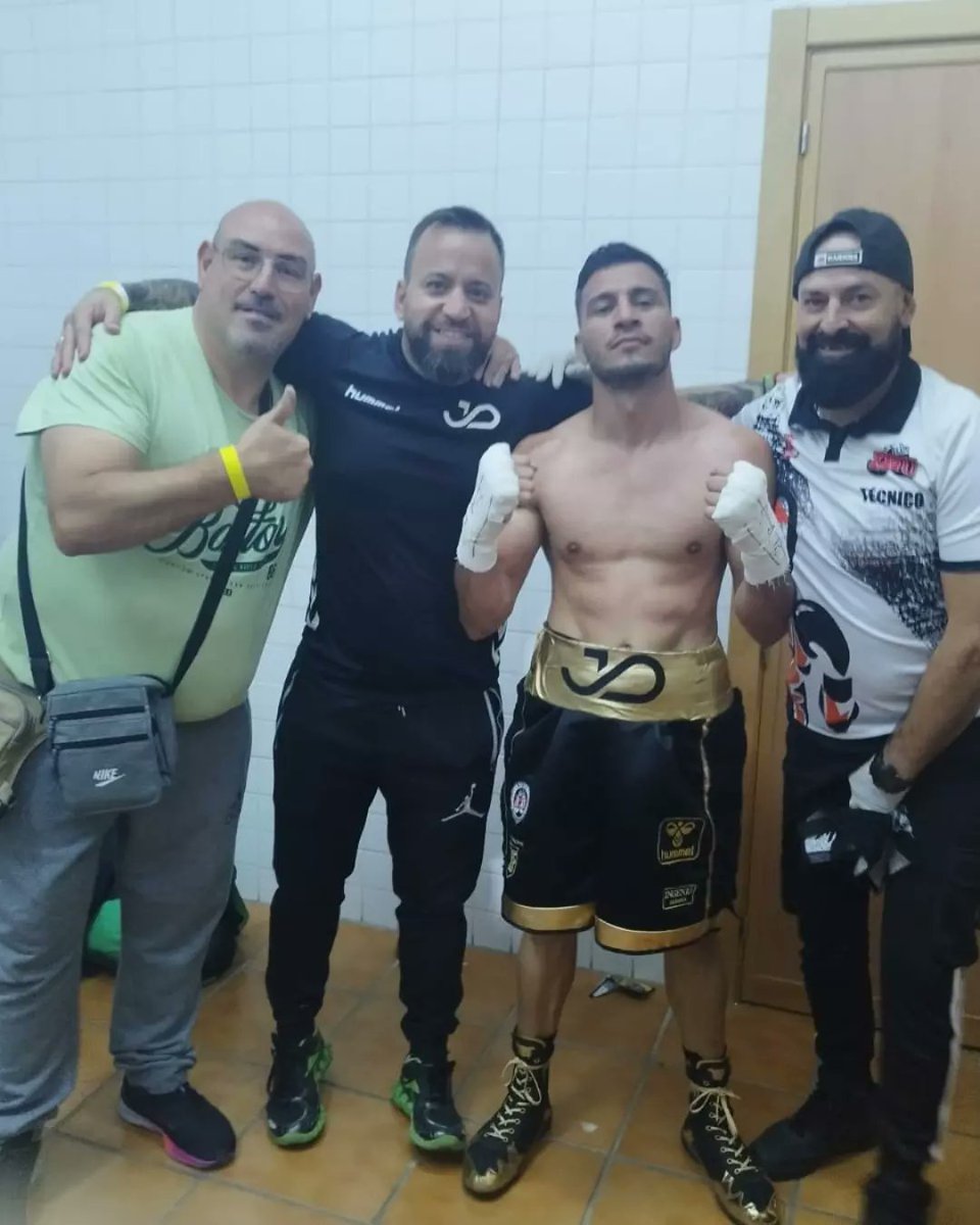 IRUTEAM's tweet image. Ayer en Granada Johsua disputando 4°combate como profesional,gana en segundo asalto por knock out ante un rival duro Johsua "el gallito"consigue su 4°victoria por la vía rápida.
#VamosJohsua #johsuagallitomadrid #quieropuedolohagosiempre #iruteam #casarrujoven #casarrubuelos