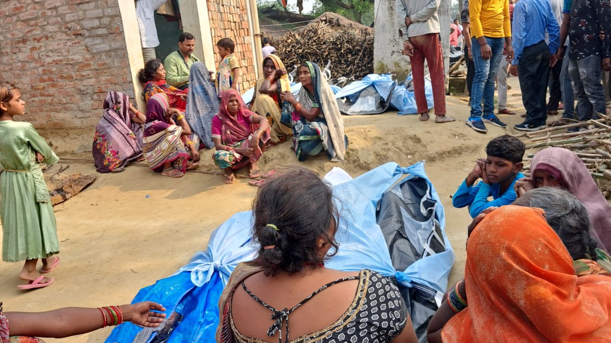 aajtak's tweet photo. कानपुर हादसा: कोरथा गांव में हर दूसरे घर के बाहर रखे शव, एक परिवार के 6 सदस्यों की गई है जान
पूरी खबर: https://t.co/KnL63Ba9DY 
#KanpurRoadAccident (@iSamarthS) https://t.co/pN9gzwrfD1