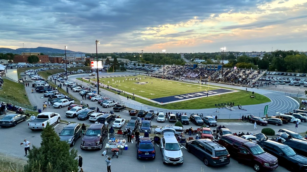 cfbcampustour's tweet photo. 📸 Shot of the Night 📸

O’Harra Stadium - Rapid City, SD

*My first career @HardrockerFB game

#TheHardRockLife https://t.co/aEUdjKXw5u