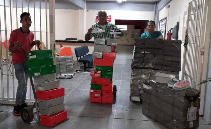 leoalvacabrera's tweet photo. #01Oct Siguiendo las orientaciones de la Min. @_LaAvanzadora  el día de hoy estamos recibiendo los calzados y organizando la Feria de los Maestros y Maestras 2022- 2023, gracias al Pte. @NicolasMaduro #SePrendioLaParranda @MPPEDUCACION @Soykarinacarpio @GobiernoAragua_ https://t.co/lxorHq6XFx