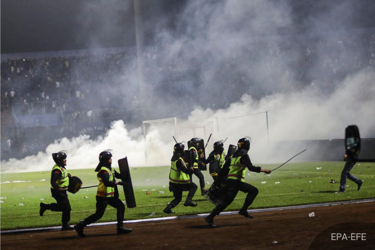 NewsBFM's tweet photo. 1. At least 129 people died following a crowd stampede during a riot at a football match in East Java on Saturday (October 1), Indonesian police say.

Authorities say 34 people died inside the stadium and the rest died in hospital. Two of the fatalities were police officers. https://t.co/jORKUy4cIs