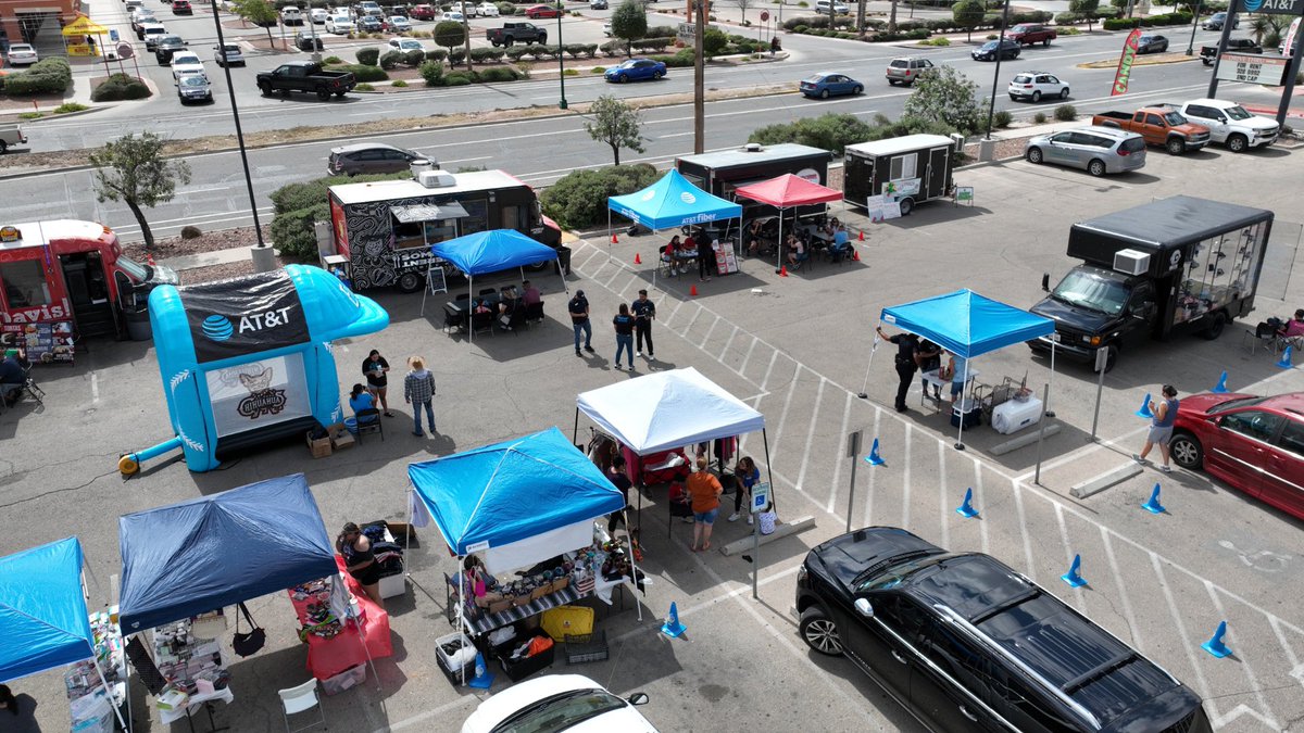 silverlogic's tweet image. Amazing day out with the community today celebrating #HispanicHeritageMonth! Tons of fun with Cafecito, mariachi and great food! @Liz_Arch1