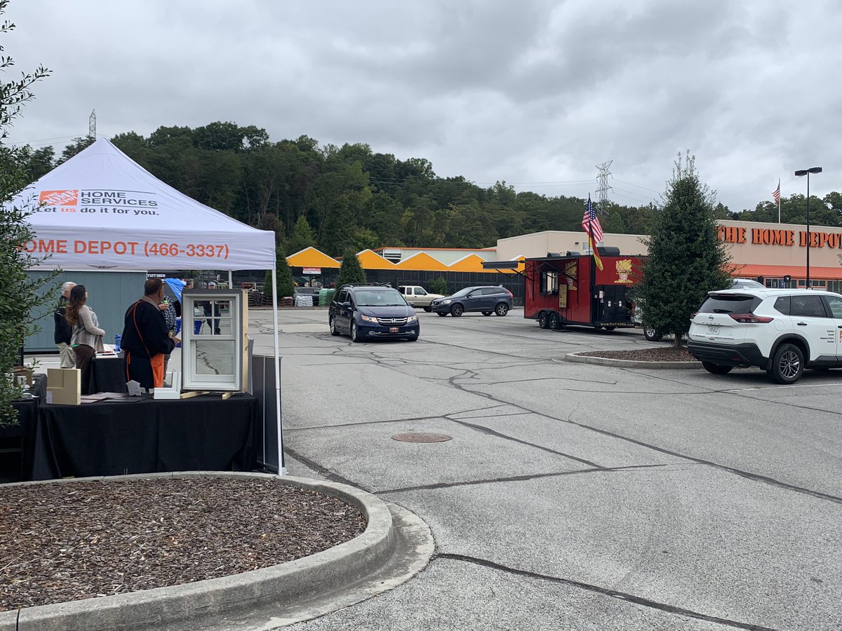 sarahmeyerTN's tweet photo. Great Fire Safety and Lead Event today at 0773! No Vols football? No problem! Kids workshop, vendors and food truck! Thanks to everyone who helped make it such a fun event 🧡 https://t.co/XkcKEbMnJA