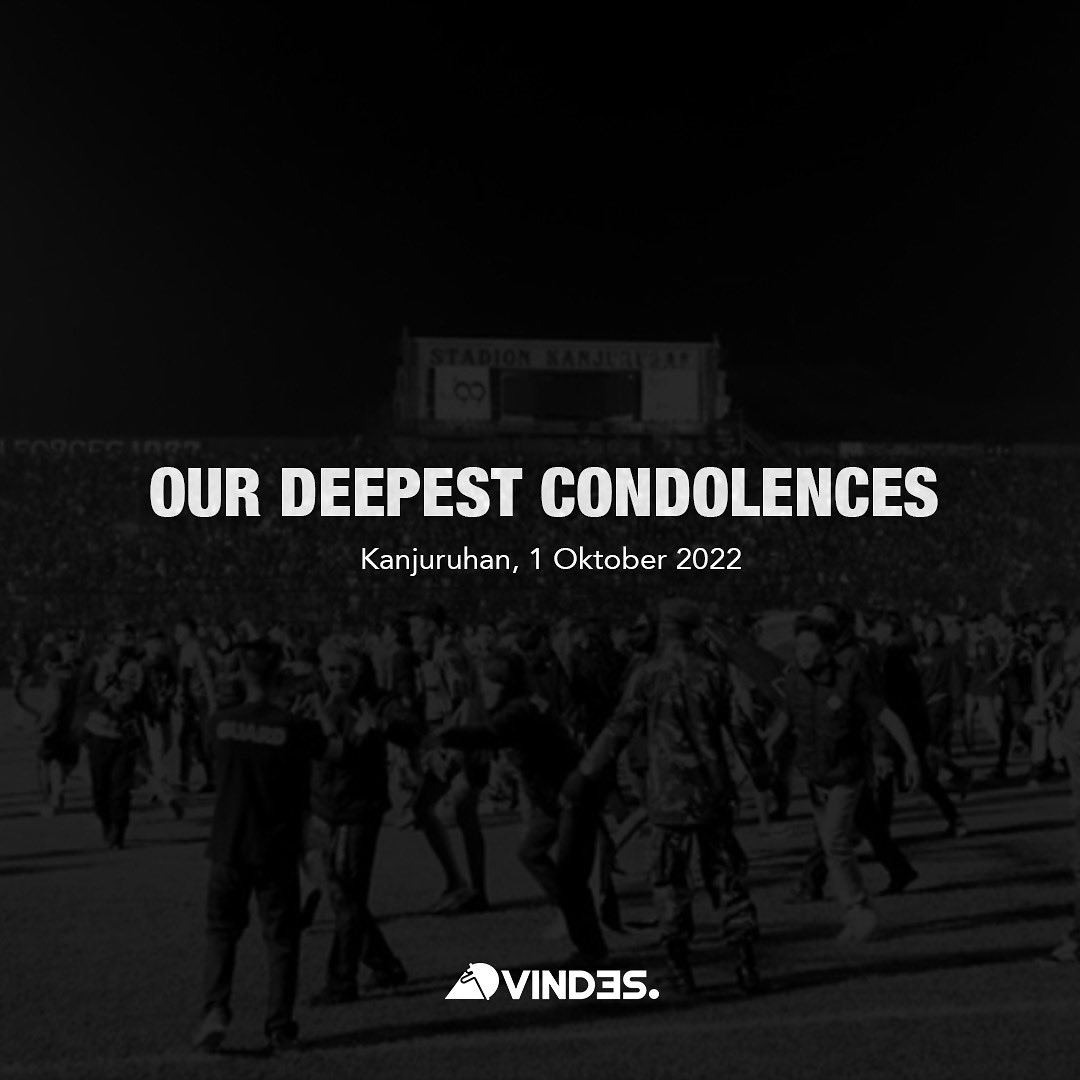 vindestwitt's tweet photo. Turut berduka cita yang mendalam untuk tragedi yang terjadi di Stadion Kanjuruhan, Malang.

Semoga jiwa-jiwa yang meninggalkan dunia damai di sisi-Nya, juga raga-raga yang ditinggalkan di dunia diberi kekuatan. 

Mari saling bergandeng utk jadi satu damai! 

#Vindes 
#KitaGaruda https://t.co/E3sLLQULwt