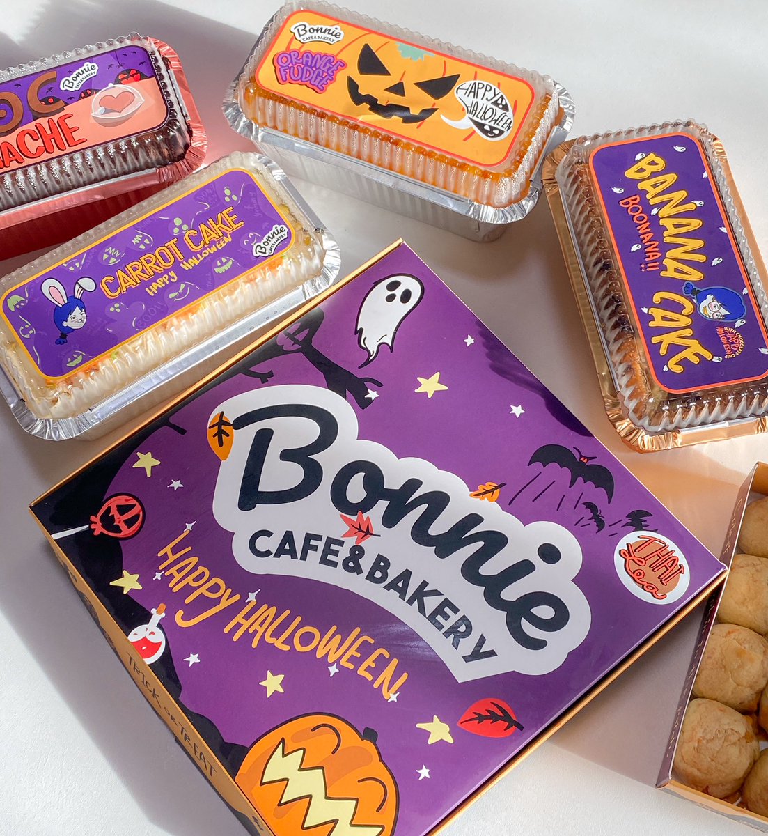 Hamkdy_'s tweet photo. รักเอแคลร์ร้าน bonnie ที่สุด🤤👻🥕 แล้วเดือนตุลาเค้าออกไส้ ชาไทยยยยยย รับฮาโลวีน ฮือดีมากกก ชาไทยแบบเรียลจริงๆ เข้มข้น หวานน้อย หอมชา ไส้ล้น (ถ้าสั่งแบบ 36 ลูก คละเป็น original + ชาไทยได้ค่ะ😳) พวกเค้กคืออร่อยทุกอย่างด้วย ทุกอย่างจริงๆๆๆ เค้กส้ม เค้กแครอท เค้กกล้วยหอม เค้กช็อก https://t.co/uQ0m7ATByB