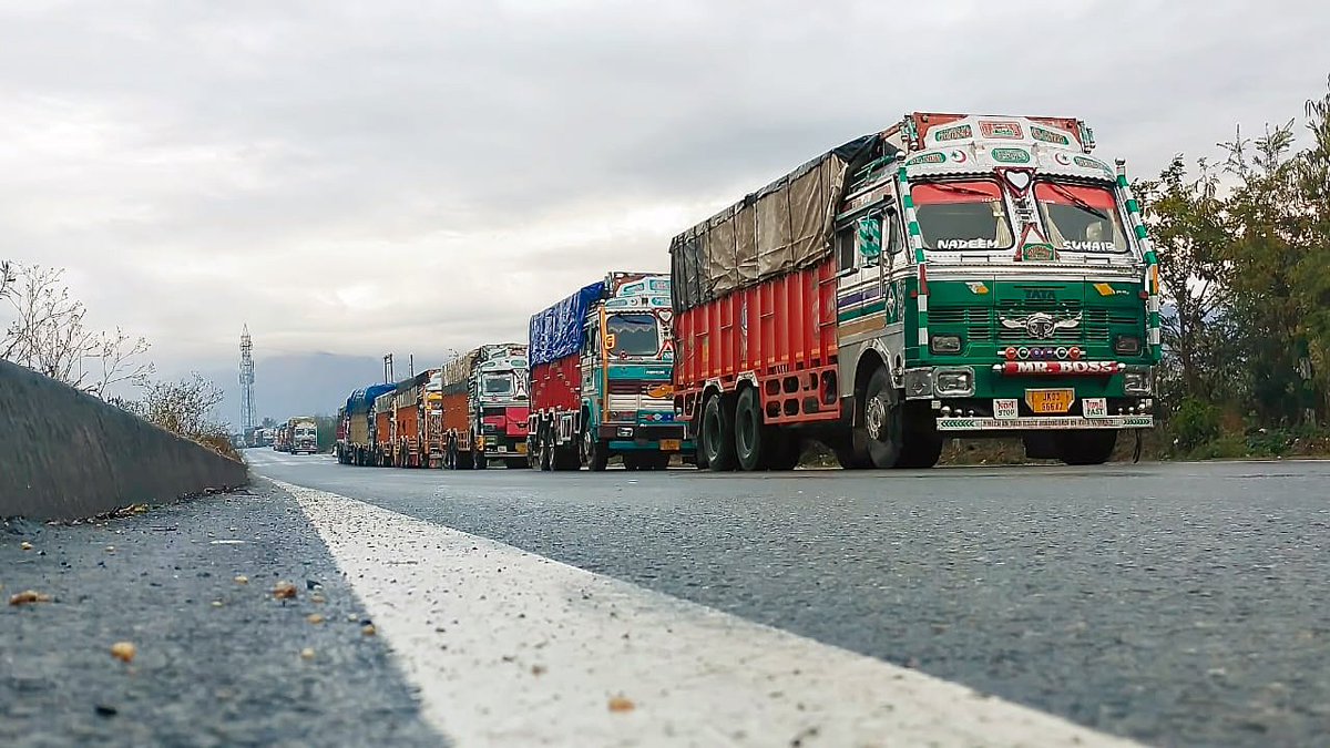 RisingKashmir's tweet photo. Movement of #HMVs on #NH44: Sept records movement of 51,306 HMVs from valley: Traffic Officials

Reports @JahangirSofi4

@Traffic_hqrs
@DivisionalComm1 

https://t.co/3ZuBW0QWnX https://t.co/rj69JILIJN