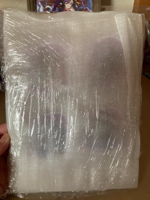 選べるアクキー開けた梱包はうんまぁバイトくんがやった感すごいし緩衝材足りんくね?って感じだけど、4枚目のメモリアルアクキーの時の緩衝材無し現物バラ入れよりはマシ飾ろう 