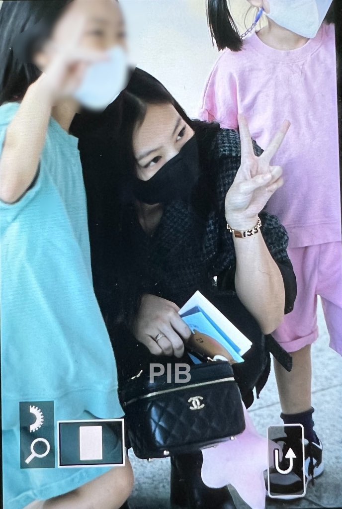 lovsickgirls's tweet photo. the kids running to jennie for a picture THIS IS THE CUTEST THING EVER ☹️ https://t.co/iIeZ2nGsUf