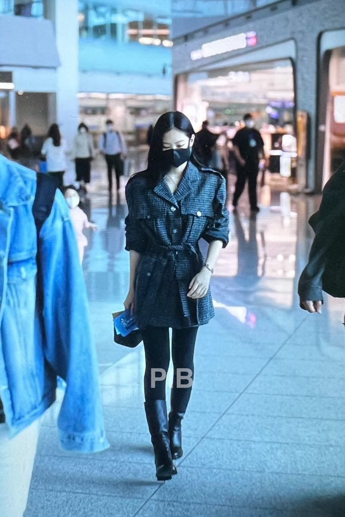 lovsickgirls's tweet photo. the kids running to jennie for a picture THIS IS THE CUTEST THING EVER ☹️ https://t.co/iIeZ2nGsUf