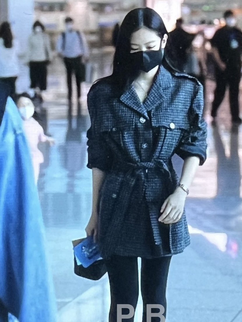 firejennie's tweet photo. the little kids running up to jennie to take pics 😭🥺 https://t.co/PiTnnXAjYv