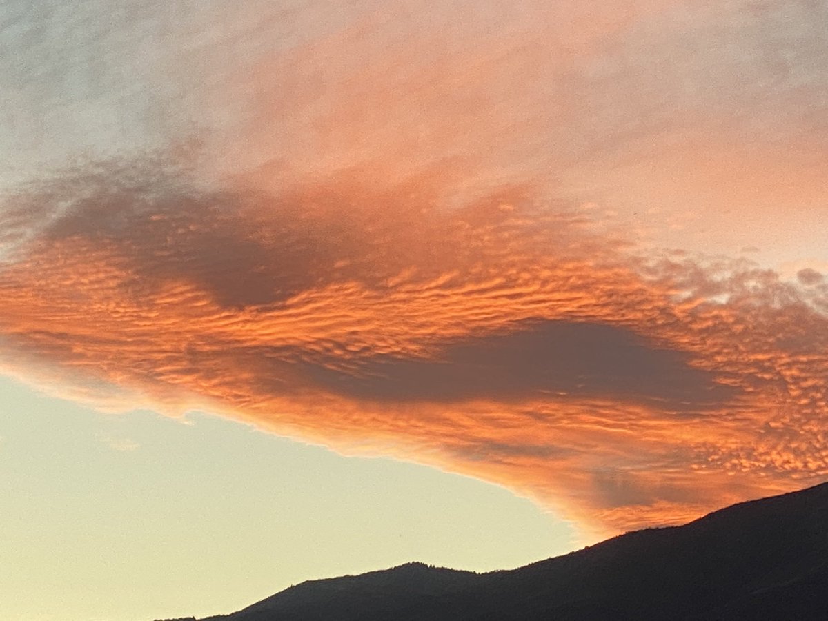DanPopeWeather's tweet photo. #Fiery #sunset over the #Oquirrh Mountains #utahgram #neverstopexploring #utahdotcom #werutah #experienceutah #igutah #beutahful #visitutah #wowutah #exploreutah #colorful #amazing #spectacular @StormHour #BeaUtahful #niceviews #UtahSunset @weathercaster @fox13 #utwx https://t.co/FLcnw8vHAk
