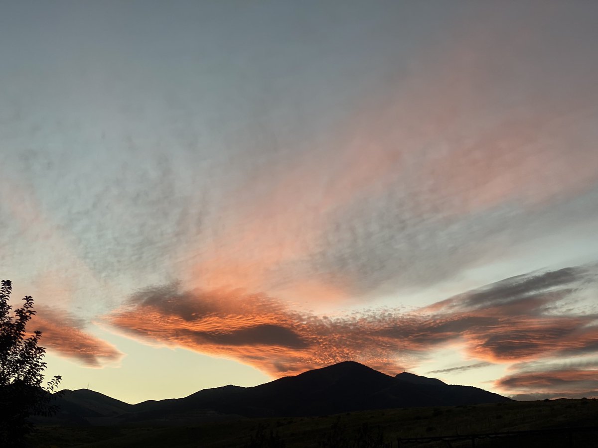 DanPopeWeather's tweet photo. #Fiery #sunset over the #Oquirrh Mountains #utahgram #neverstopexploring #utahdotcom #werutah #experienceutah #igutah #beutahful #visitutah #wowutah #exploreutah #colorful #amazing #spectacular @StormHour #BeaUtahful #niceviews #UtahSunset @weathercaster @fox13 #utwx https://t.co/FLcnw8vHAk