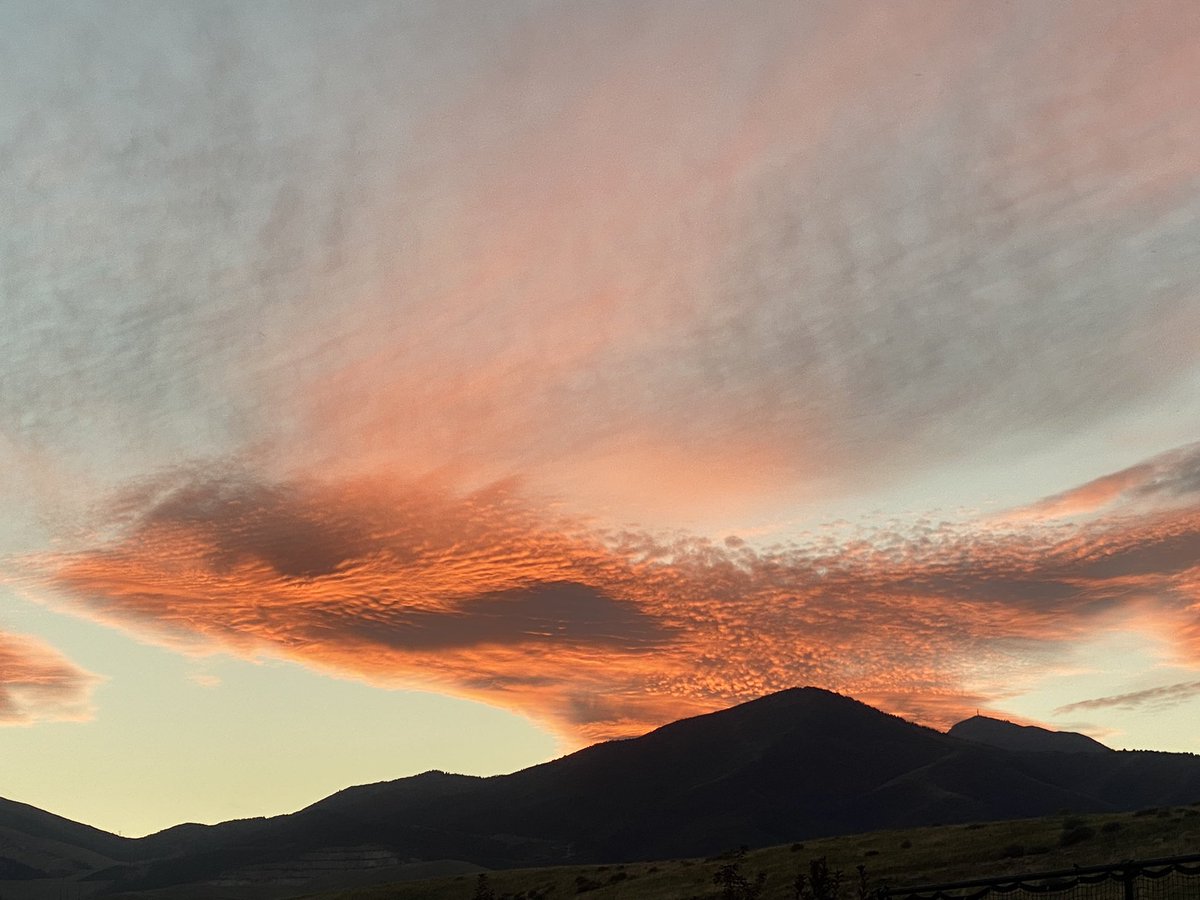 DanPopeWeather's tweet photo. #Fiery #sunset over the #Oquirrh Mountains #utahgram #neverstopexploring #utahdotcom #werutah #experienceutah #igutah #beutahful #visitutah #wowutah #exploreutah #colorful #amazing #spectacular @StormHour #BeaUtahful #niceviews #UtahSunset @weathercaster @fox13 #utwx https://t.co/FLcnw8vHAk