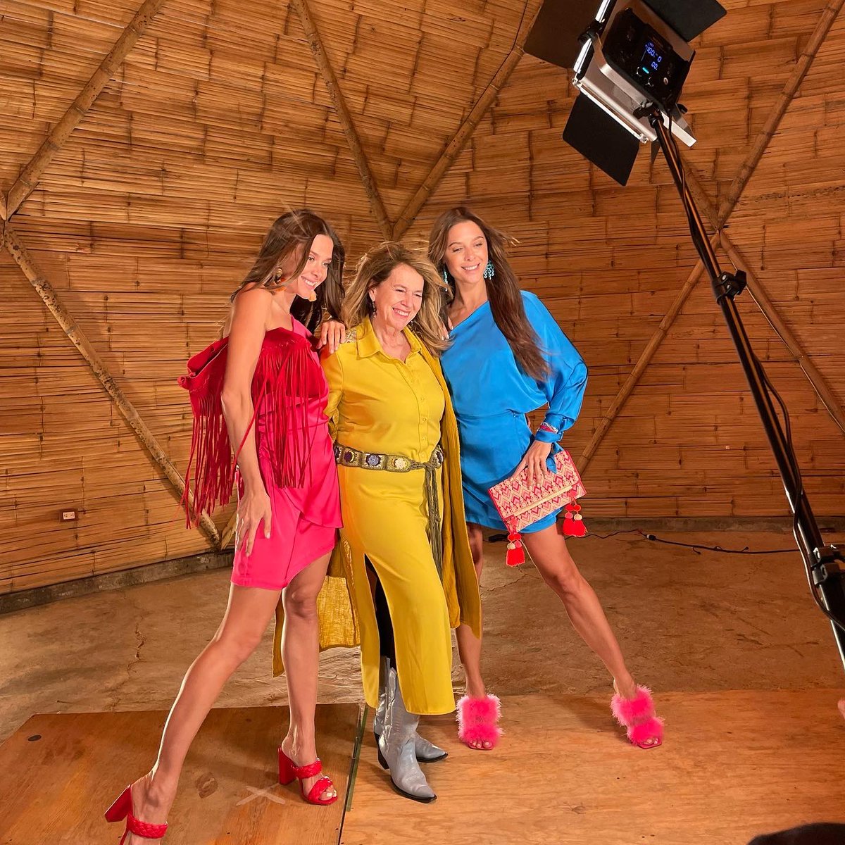 lydialavin's tweet image. Octubre llega lleno de color, alegría y energía 🍂