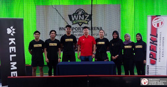 KLFloorballMY's tweet photo. Bagi persiapan pemain Kuala Lumpur yang akan ke Kejohanan Kebangsaan Piala Merdeka 2022, Persatuan Floorball Kuala Lumpur dengan berbesar hati menerima tajaan training kit dan jersey pemain daripada KELME Malaysia ( @KelmeMalaysia ). https://t.co/rE8sNvLCV4