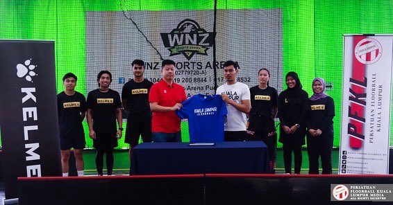 KLFloorballMY's tweet photo. Bagi persiapan pemain Kuala Lumpur yang akan ke Kejohanan Kebangsaan Piala Merdeka 2022, Persatuan Floorball Kuala Lumpur dengan berbesar hati menerima tajaan training kit dan jersey pemain daripada KELME Malaysia ( @KelmeMalaysia ). https://t.co/rE8sNvLCV4