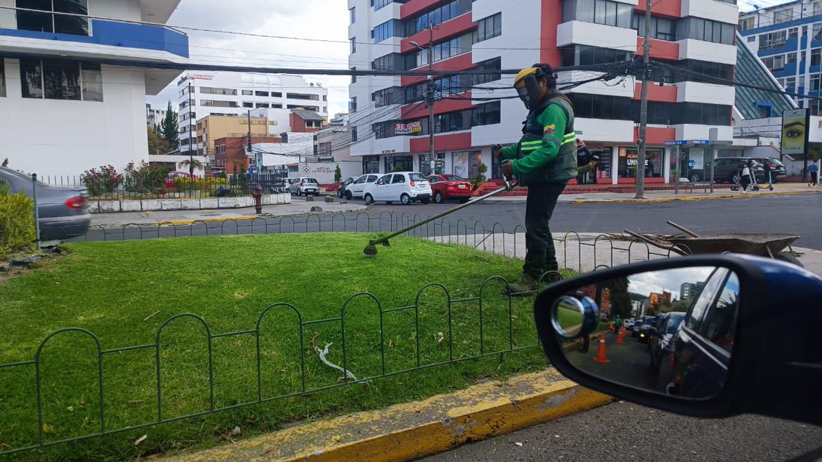 foguevara's tweet photo. @MunicipioQuito @santiguarderas hacen pocas obras y no cumplen con las seguridades a la ciudadanía, hoy sufrí un accidente quien responde https://t.co/MmJOQGgPRR