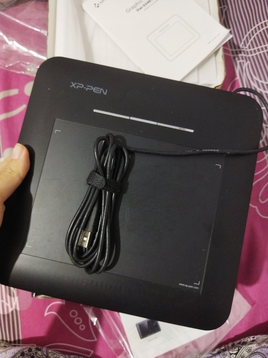 aoneeru's tweet photo. (RTs are appreciated) 🙏🏻 
Halo. Aku mau jual pentab, XP Pen G540pro. Baru 2x pakai sejak dikasih thn lalu. Ga kpake krn laptop ga baik, jadi mau jual buat nambah2 beli laptop baru. Ini masih lengkap banget dan kualitasnya masih super bagus. Aku mau jual 350k udah termasuk ongkir. https://t.co/PEduINPkYQ