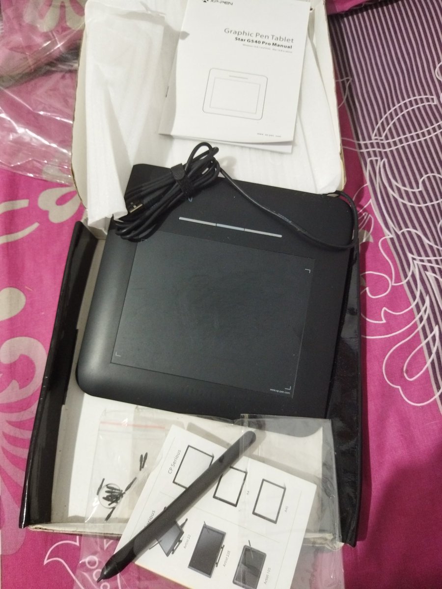 aoneeru's tweet photo. (RTs are appreciated) 🙏🏻 
Halo. Aku mau jual pentab, XP Pen G540pro. Baru 2x pakai sejak dikasih thn lalu. Ga kpake krn laptop ga baik, jadi mau jual buat nambah2 beli laptop baru. Ini masih lengkap banget dan kualitasnya masih super bagus. Aku mau jual 350k udah termasuk ongkir. https://t.co/PEduINPkYQ
