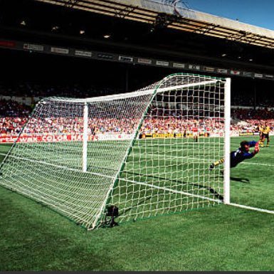 Going to have to do a piece on the different types of nets from around the globe before the ‘box net’ became common place. Loved the old Wembley with it’s iconic green supports #Wembley