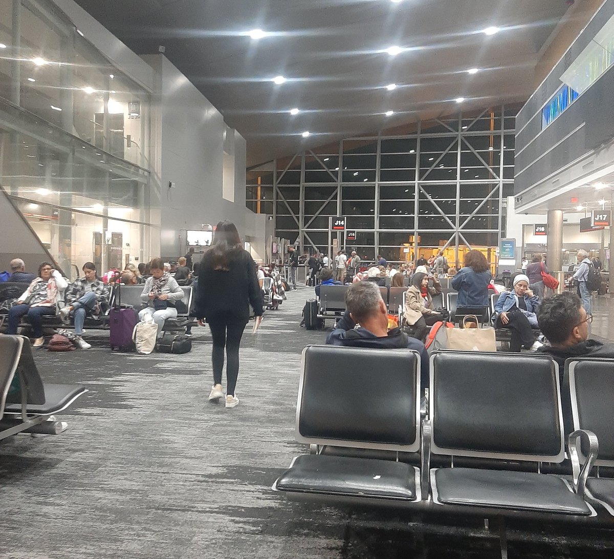 ElianaPersiani's tweet photo. En la dulce espera de @LATAMAirlines 😭😭😭😭😭 https://t.co/E82vvOpe85