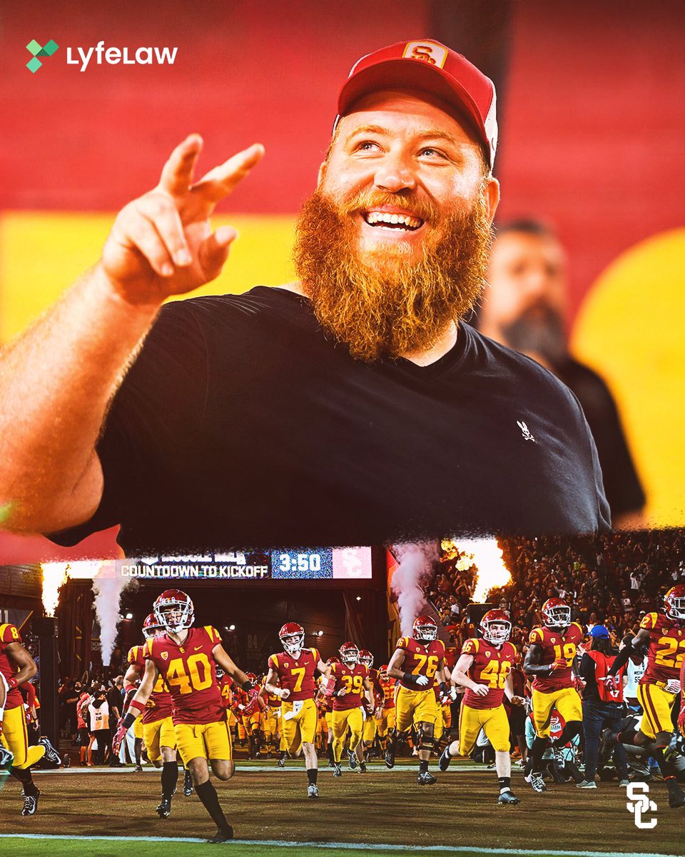 Former USC All-American Sam Baker led the Trojans out of the tunnel for Lights Out tonight! 

#FightOn | #BeatTheSunDevils