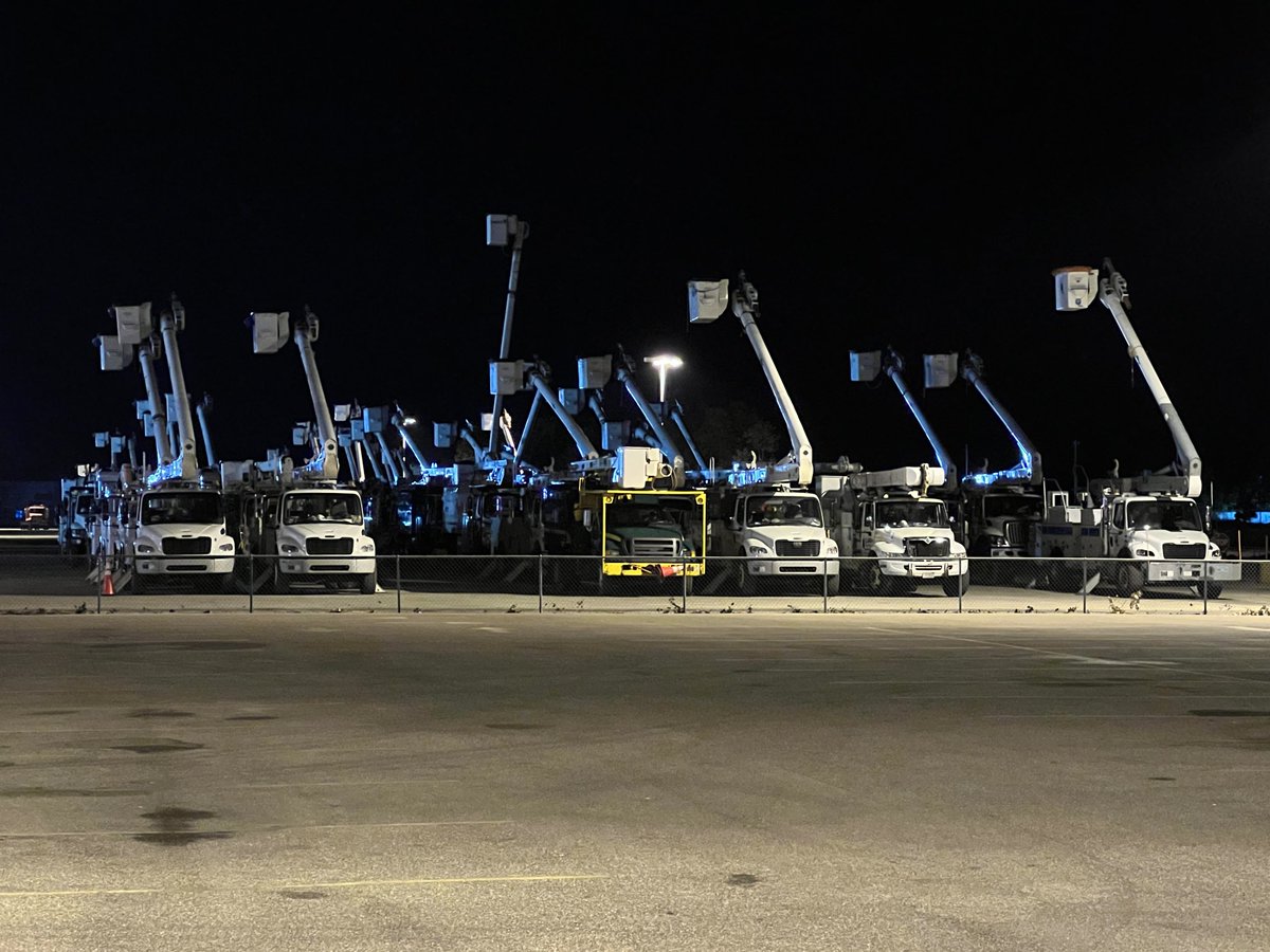 LLeslieNews's tweet photo. Found one of the locations where linemen are setting up in Bonita Springs. Thank you to those working hard restore power to SWFL 🙏🏼 https://t.co/6RK7JIbcVO